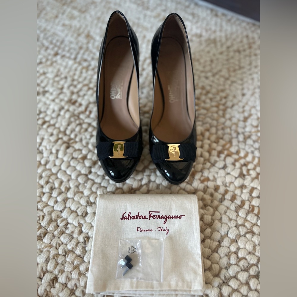 Salvatore Ferragamo Patent Leather Bow Accent 3” Pumps 🖤